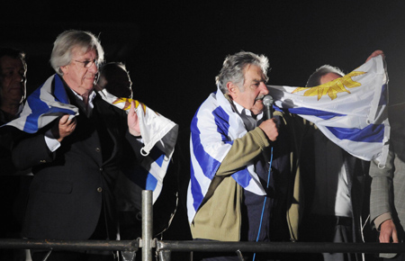  Uruguayan presidential candidate for the ruling Broad Front party Jose Mujica (R) speaks to supporters after knowing the first results of the election in Montevideo, capital of Uruguay, on Oct. 25, 2009. 