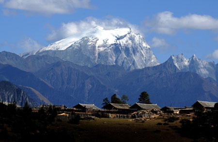 Picture taken on Oct. 23, 2009 shows a view of Shangri-la, southwest China's Yunnan Province. (Xinhua/Qin Qing)