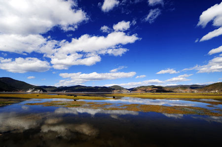 Picture taken on Oct. 22, 2009 shows a view of Shangri-la, southwest China's Yunnan Province. (Xinhua/Ren Yong)