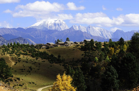 Picture taken on Oct. 23, 2009 shows a view of Shangri-la, southwest China's Yunnan Province. (Xinhua/Ren Yong)