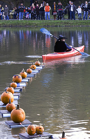 Pumpkin lanterns, or Jack-o'-lanterns, float on the water in Central Park of New York, U.S., Oct. 25, 2009. People took part in the annual Pumpkin Sail on Sunday to celebrate the coming Halloween. (Xinhua/Liu Xin)