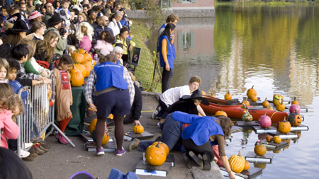 People lay Pumpkin lanterns, or Jack-o'-lanterns, on the water in Central Park of New York, U.S., Oct. 25, 2009. People took part in the annual Pumpkin Sail on Sunday to celebrate the coming Halloween. (Xinhua/Liu Xin)