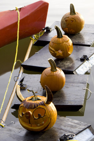 Pumpkin lanterns, or Jack-o'-lanterns, float on the water in Central Park of New York, U.S., Oct. 25, 2009. People took part in the annual Pumpkin Sail on Sunday to celebrate the coming Halloween. (Xinhua/Liu Xin)