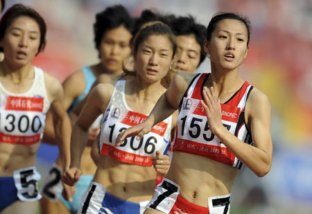 Zhou Haiyan (R1) from Liaoning competes during the women's 800m final at the 11th Chinese National Games in Jinan, capital of east China's Shandong Province, Oct. 26, 2009. Zhou Haiyan won the gold medal with a time of 2 minutes and 03.00 seconds. (Xinhua/Liu Dawei)