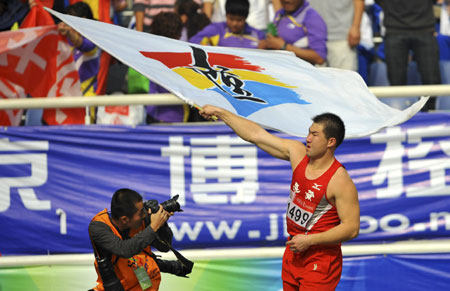 Liaoning's Jia Peng (R) celebrates after winning the men's shot put final at the 11th Chinese National Games in Jinan, east China's Shandong Province, Oct. 26, 2009. He claimed the title with 19.20m. (Xinhua/Fan Changguo)