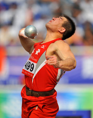  Liaoning's Jia Peng competes during the men's shot put final at the 11th Chinese National Games in Jinan, east China's Shandong Province, Oct. 26, 2009. He claimed the title with 19.20m. (Xinhua/Fan Changguo)