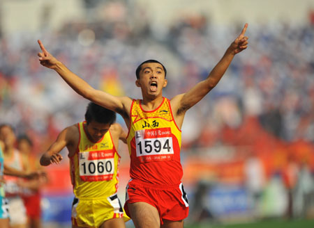 Li Xiangyu (Front) from Shanxi celebrates after the men's 800m final at the 11th Chinese National Games in Jinan, capital of east China's Shandong Province, Oct. 26, 2009. Li Xiangyu won the gold medal with a time of 1 minute and 49.19 seconds. (Xinhua/Fan Changguo)