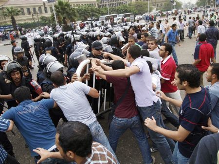 Students of Cairo University clash with riot policemen at the campus of the university in Cairo, capital of Egypt, on Oct. 26, 2009, during their demonstration accusing Israel of storming Jerusalem's al-Aqsa mosque compound one day ago. (Xinhua)