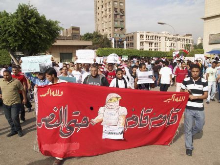 Students of Cairo University hold banners in Cairo, capital of Egypt, on Oct. 26, 2009, during their protest accusing Israel of storming Jerusalem's al-Aqsa mosque compound one day ago. (Xinhua)