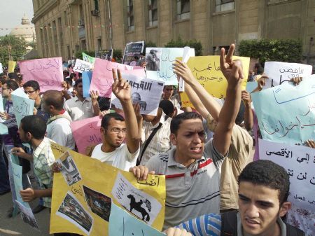 Students of Cairo University shout in Cairo, capital of Egypt, on Oct. 26, 2009, during their protest accusing Israel of storming Jerusalem's al-Aqsa mosque compound one day ago. (Xinhua)