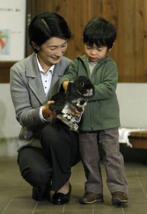 Japan's Prince Hisahito (R) holds a rabbit with his mother Princess Kiko as they visit the Ueno Zoological Gardens in Tokyo October 26, 2009.(Xinhua/Reuters Photo)