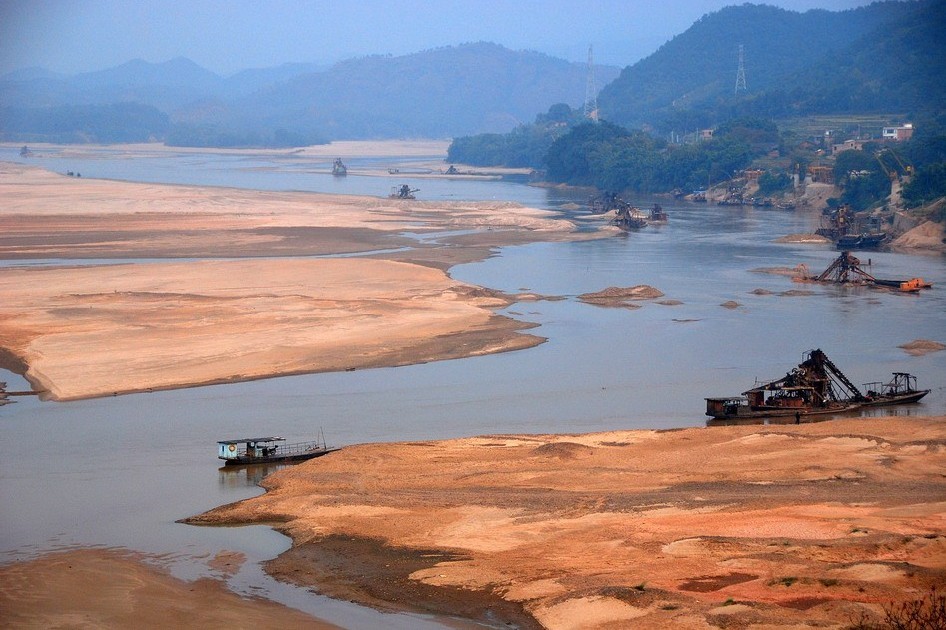 Photo taken on Oct. 22, 2009 shows the bare riverbed of the Gongjiang River in Jiangxi Province. [Dongfang IC]