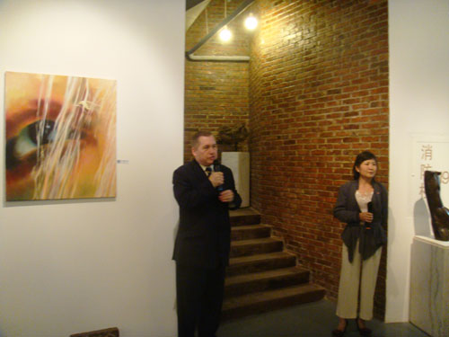 Mr. Kusai Sándor of the Embassy of Hungary (L) hosts the painting show. 