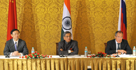 Chinese Foreign Minister Yang Jiechi (L), Indian Foreign Minister S.M. Krishna (C) and Russian Minister of Foreign Affairs Sergey V. Lavrov attend a joint news conference held in Bangalore, India, Oct. 27, 2009. Indian, Chinese and Russian foreign ministers held a meeting in Bangalore Tuesday.(Xinhua/Wang Ye)