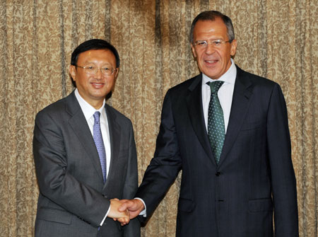 Chinese Foreign Minister Yang Jiechi (L) shakes hands with Russian Minister of Foreign Affairs Sergey V. Lavrov in Bangalore, India, Oct. 27, 2009. (Xinhua/Wang Ye)
