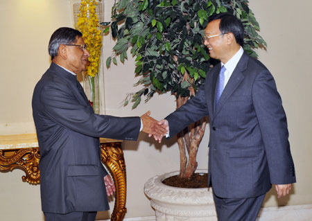 Indian Foreign Minister S.M. Krishna (L) welcomes Chinese Foreign Minister Yang Jiechi before a trilateral meeting in Bangalore, India, Oct. 27, 2009. (Xinhua/Wang Ye)