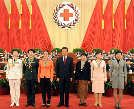 Hu Jintao (C), Chinese president and honorary president of the Red Cross Society of China (RCSC), poses with Chinese laureates of the 42nd Florence Nightingale Award during the opening ceremony of the 9th national conference of the RCSC in Beijing, capital of China, Oct. 27, 2009. President Hu Jintao and other Communist Party of China (CPC) and state leaders, including Wen Jiabao, Li Changchun, Xi Jinping and Li Keqiang attended the ceremony. (Xinhua/Ma Zhancheng)