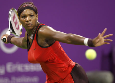 Serena Williams of the U.S hits a return to Svetlana Kuznetsova of Russia during their WTA Tour Championships tennis match in Doha October 27, 2009.(Xinhua/Reuters Photo)