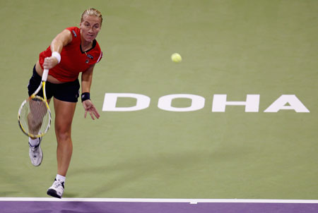 Svetlana Kuznetsova of Russia serves to Serena Williams of the U.S during their WTA Tour Championships tennis match in Doha October 27, 2009.(Xinhua/Reuters Photo)