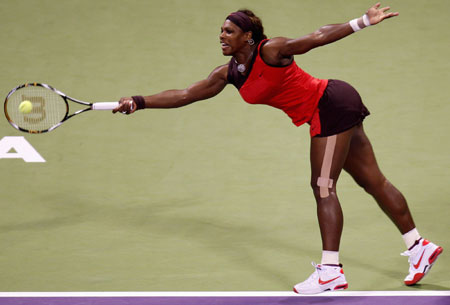 Serena Williams of the U.S hits a return to Svetlana Kuznetsova of Russia during their WTA Tour Championships tennis match in Doha October 27, 2009.(Xinhua/Reuters Photo)