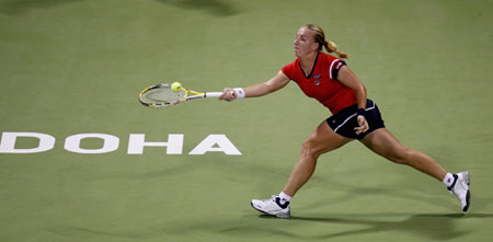 Svetlana Kuznetsova of Russia hits a return to Serena Williams of the U.S during their WTA Tour Championships tennis match in Doha October 27, 2009.(Xinhua/Reuters Photo)