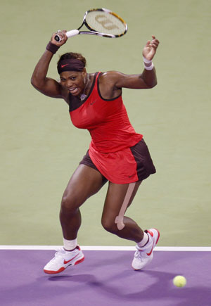 Serena Williams of the U.S hits a return to Svetlana Kuznetsova of Russia during their WTA Tour Championships tennis match in Doha October 27, 2009. (Xinhua/Reuters Photo)