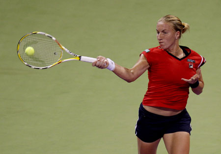 Svetlana Kuznetsova of Russia hits a return to Serena Williams of the U.S during their WTA Tour Championships tennis match in Doha October 27, 2009.(Xinhua/Reuters Photo)