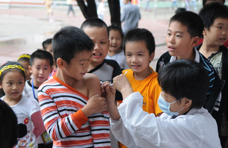 Children receive the A/H1N1 influenza vaccination in Liuzhou, a city in south China's Guangxi Zhuang Autonomous Region, Oct. 28, 2009. A vaccination program against the A/H1N1 virus is kicked off in the province on Wednesday. 