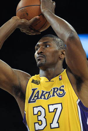 Ron Artest of Los Angeles Lakers shoots during the match between Lakers and Clippers at Staples Center, Los Angeles, Oct. 27, 2009. Lakers won 99-92. (Xinhua/Qi Heng)