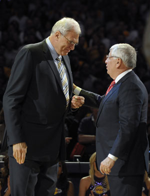 Los Angeles Lakers coach Jackson (L) receives his 2009 NBA Championship ring from NBA Commissioner David Stern during a ceremony before Lakers' season opening basketball game against Los Angeles Clippers at Staples Center, Los Angeles, Oct. 27, 2009. Lakers won 99-92. (Xinhua/Qi Heng)