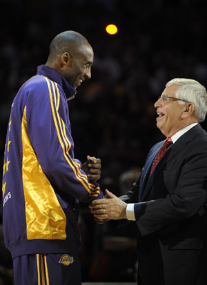 Kobe Bryant(L) of Los Angeles Lakers receives his 2009 NBA Championship ring from NBA Commissioner David Stern during a ceremony before Lakers' season opening basketball game against Los Angeles Clippers at Staples Center, Los Angeles, Oct. 27, 2009. Lakers won 99-92. (Xinhua/Qi Heng)