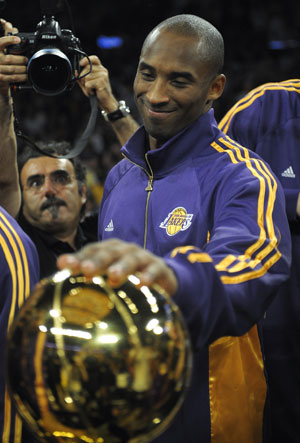 Kobe Bryant (C) of Los Angeles Lakers reacts during a ceremony before Lakers' season opening basketball game against Los Angeles Clippers at Staples Center, Los Angeles, Oct. 27, 2009. Lakers won 99-92. (Xinhua/Qi Heng)