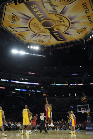 Andrew Bynum (17) of Los Angeles Lakers and Marcus Camby (23) of Los Angeles Clippers go up for the opening tip-off in the first quarter of the match between Lakers and Clippers at Staples Center, Los Angeles, Oct. 27, 2009. Lakers won 99-92. (Xinhua/Qi Heng)