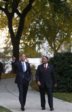 U.S. President Barack Obama (L) walks with White House Chief Usher Rear Admiral Stephen W. Rochon to a commemorative tree planting ceremony at the White House in Washington, October 28, 2009.(Xinhua/Reuters Photo)