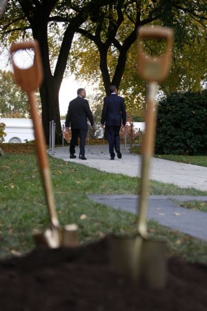 U.S. President Barack Obama (R) walks with White House Chief Usher Rear Admiral Stephen W. Rochon after planting a commemorative tree at the White House in Washington October 28, 2009.(Xinhua/Reuters Photo)