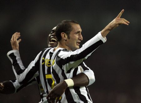Juventus' Giorgio Chiellini celebrates with his team-mate Mohamed Sissoko after scoring a seocond goal against Sampdoria during their Italian Serie A soccer match at the Olympic stadium in Turin October 28, 2009.(Xinhua/Reuters Photo)