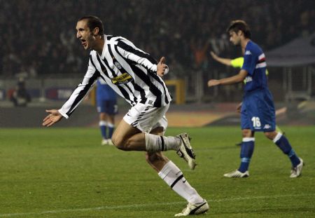 Juventus' Giorgio Chiellini celebrates after scoring a second goal against Sampdoria during their Italian Serie A soccer match at the Olympic stadium in Turin October 28, 2009.(Xinhua/Reuters Photo)