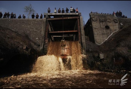Henan Anyang iron and steel plant’s sewage flowed into Anyang River. March 25, 2008
