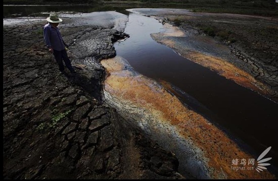 Anhui Province Cihu Chemical Industry District built a underground pipe to discharge wastewater into the Yangtze River. The wastewater sometimes is black, gray, dark red, or yellow, wastewater from different chemical factories has different colors. June 18, 2009