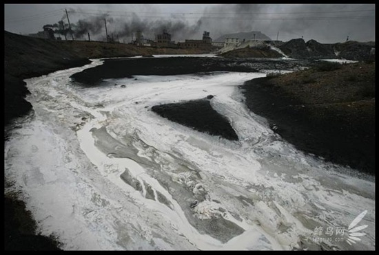 Large amount of the industrial wastewater flowed to Yellow River from Inner Mongolia Lasengmiao Industrial District every day. July 26, 2005