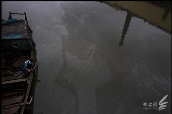 Industrial sewage of Zhejiang Xiaoshan Industrial District eventually flowed into Qiantang River. April 24, 2009 