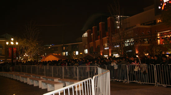 Chinese fans wait for the premiere ceremony of the documentary movie 'Michael Jackson's This Is It' at Solana Square in eastern Beijing, October 27, 2009.