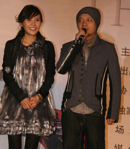 Singers Wu Qiong (L) and Xiong Rulin attend the premiere ceremony of 'Michael Jackson's This Is It' at Solana Square in Beijing, October 27, 2009.