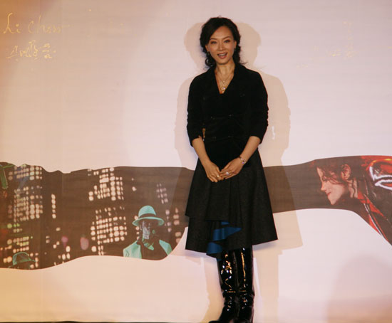 Actress Chen Shu attends the premiere ceremony of 'Michael Jackson's This Is It' at Solana Square in Beijing, October 27, 2009. 