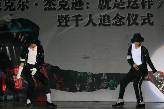 Two dancers perform Michael Jackson's 'Billie Jean' at the premiere ceremony of 'Michael Jackson's This Is It' at Solana Square in Beijing, October 27, 2009. 