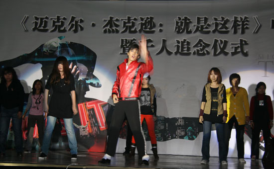 Dancers perform Michael Jackson's 'Thriller' at the premiere ceremony of 'Michael Jackson's This Is It' at Solana Square in Beijing, October 27, 2009. 