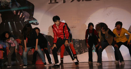  Dancers perform Michael Jackson's 'Thriller' at the premiere ceremony of 'Michael Jackson's This Is It' at Solana Square in Beijing, October 27, 2009. 