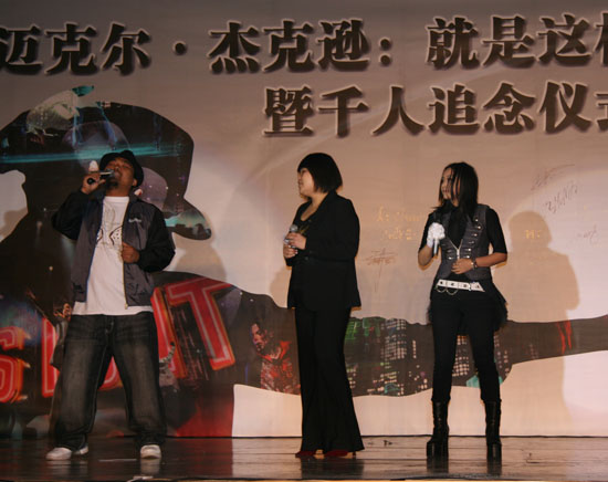 Singers perform Michael Jackson's 'Man in the Mirror' at the premiere ceremony of 'Michael Jackson's This Is It' at Solana Square in Beijing, October 27, 2009. 