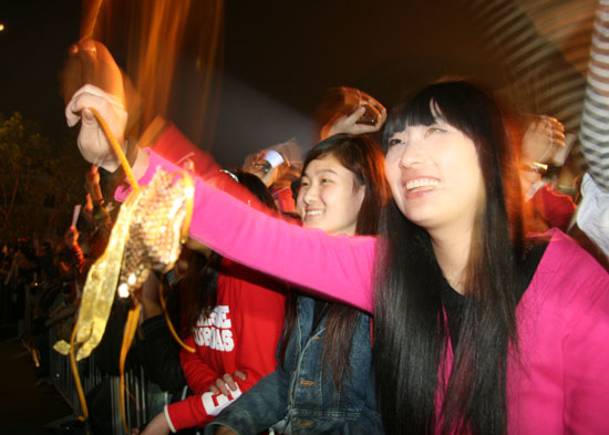 Fans cheer for the performance at the premiere ceremony of 'Michael Jackson's This Is It' at Solana Square in Beijing, October 27, 2009.