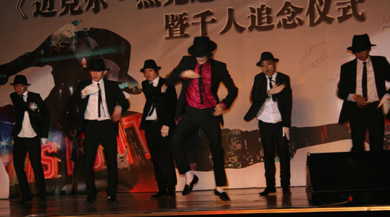 Dancers perform Michael Jackson's 'Dangerous' at the premiere ceremony of 'Michael Jackson's This Is It' at Solana Square in Beijing, October 27, 2009. 